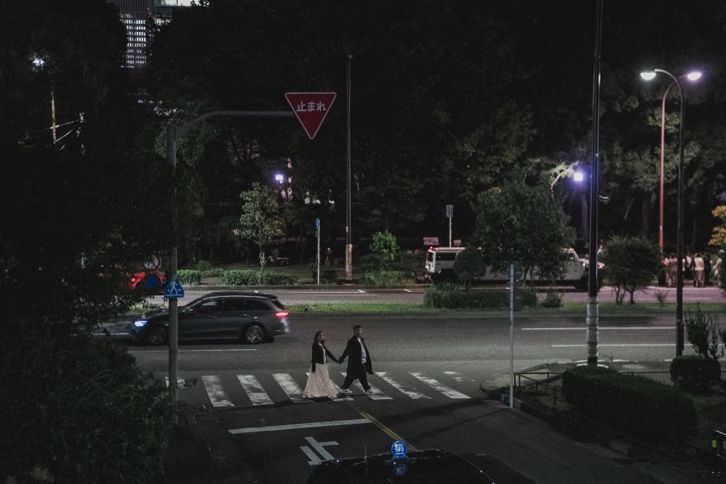 Rey and Kim crossing the street
